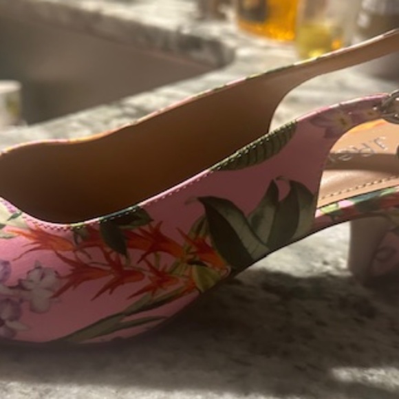 J Renee Pink Floral Bow Pattern Singback Shoe. BRAND NEW NEVER WORN!!! Size 9 M - Picture 14 of 16